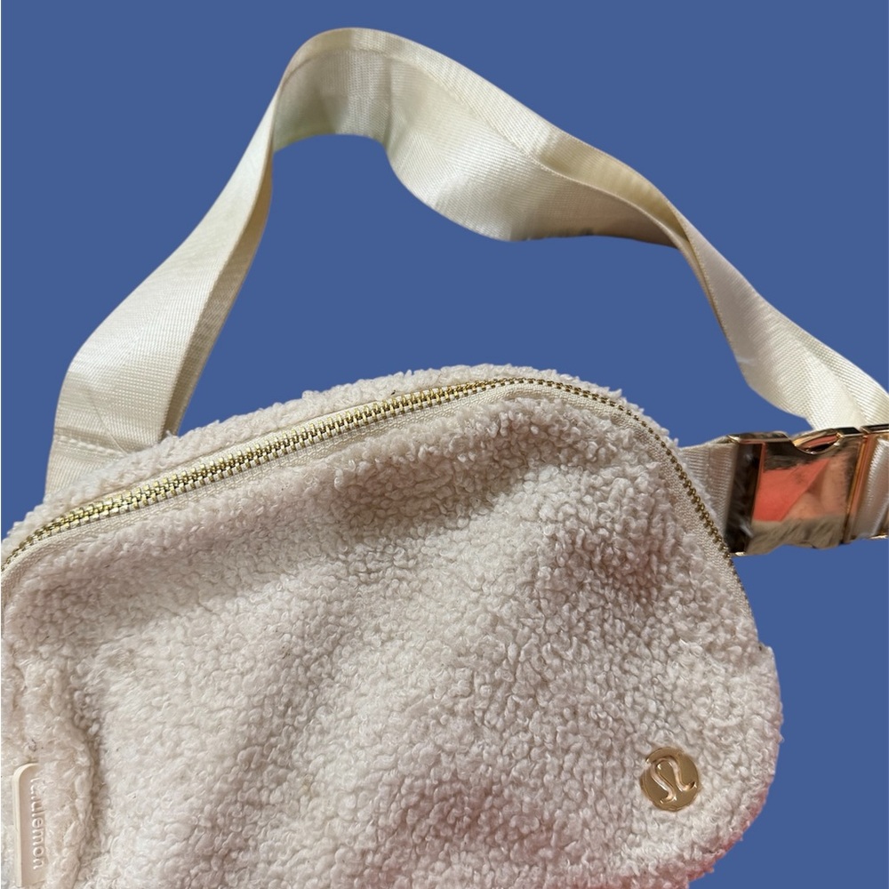 lululemon belt bag fuzzy Ivory Gold Hardware Clean inside